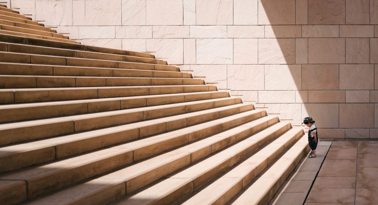 I dag vil jeg tale om trappevask. Det er rigtig fint, at I læser med herinde i dag, så jeg kan fortælle jer mere om dette. Vi er en andelsejer forening med 16 lejligheder